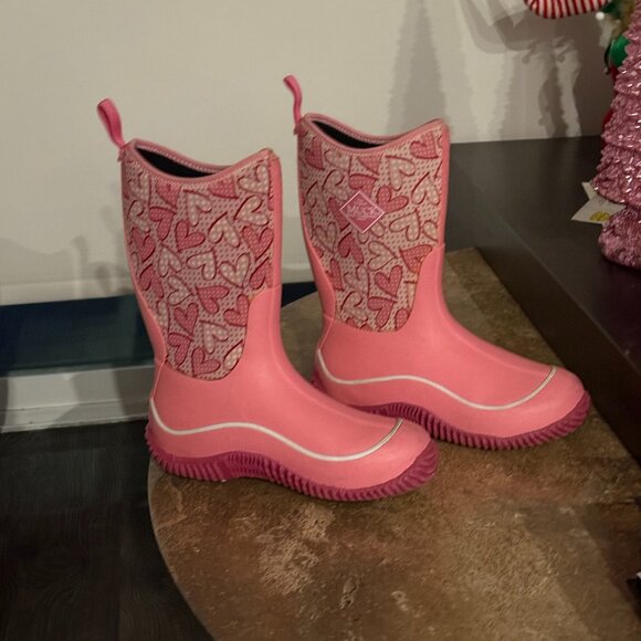 The Muck Boot Company Pink Red Heart Patterned Waterproof Boots Kids Size 4 US - Picture 1 of 5